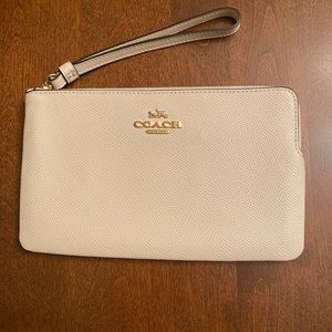 NWT Coach Corner Zip Wristlet